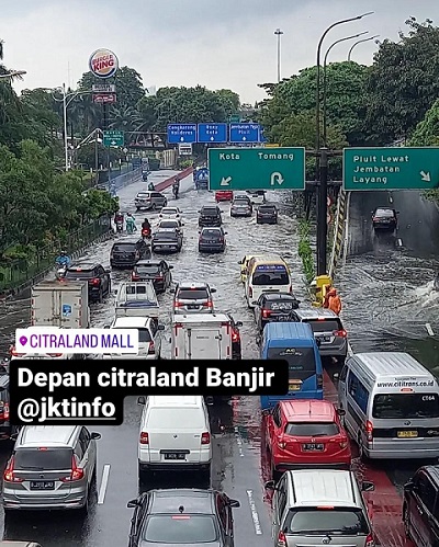Jalan di Tanjung Duren Tergenang Air 50 Cm, Kendaraan Ada yang Mogok