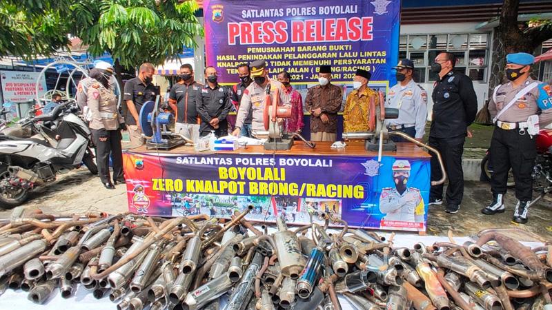 Polisi Musnahkan Ratusan Knalpot Brong Hasil Razia
