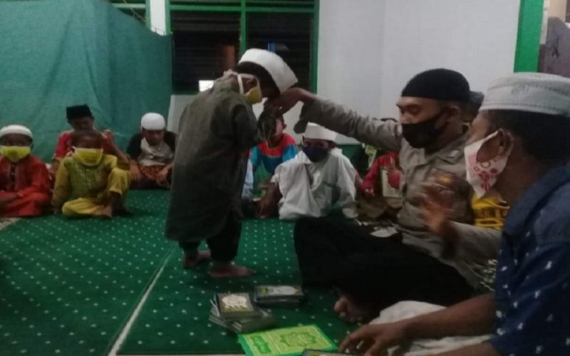 Kisah Polisi Jadi Guru Ngaji di Musala Warga, Atasan sampai Acungi Jempol 