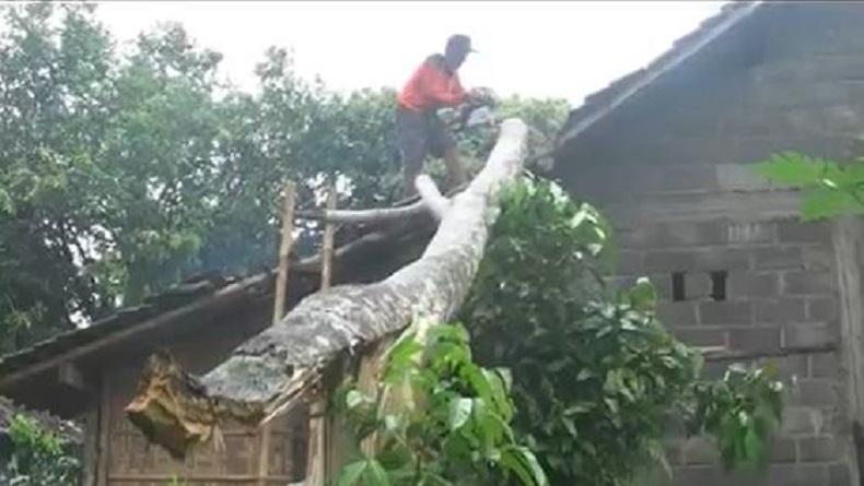 Angin Ribut Terjang Magelang, 1 Warga Luka Tertimpa Genteng  