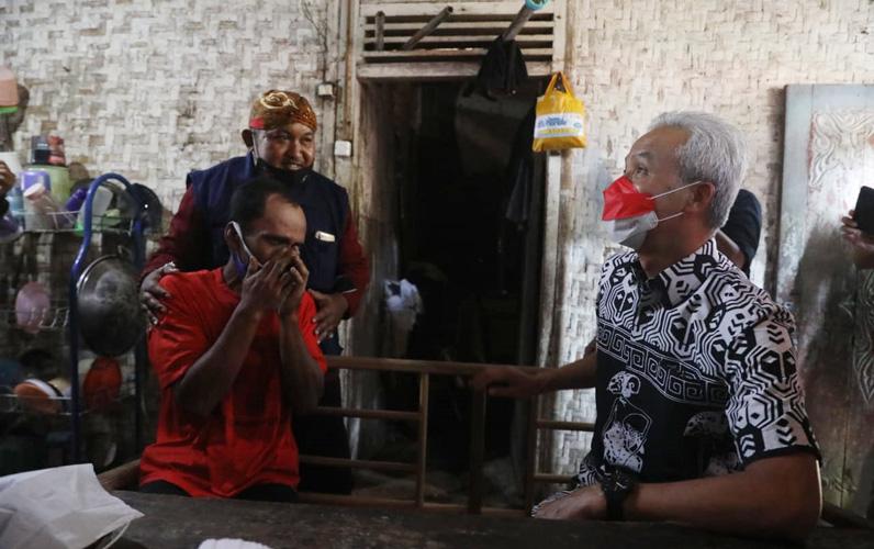  Momen Haru Kader PDIP Menangis dan Berlutut, Ganjar Langsung Bereaksi