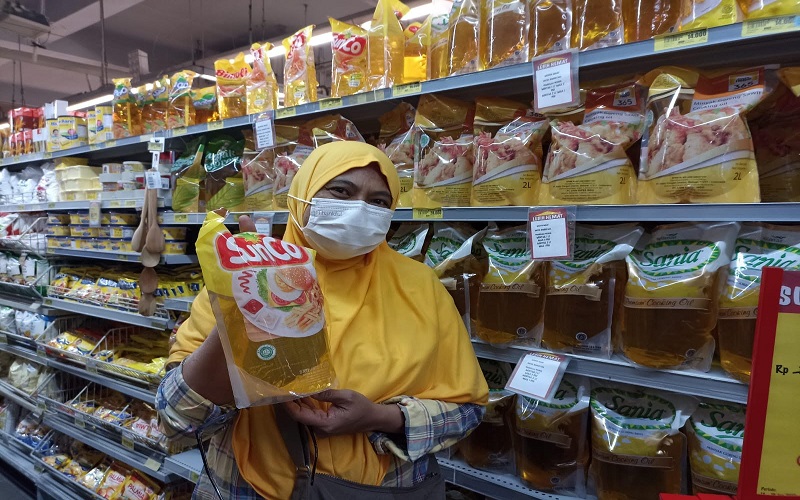 Ibu-Ibu Senang Bisa Beli Minyak Goreng dengan Harga Rp14.000