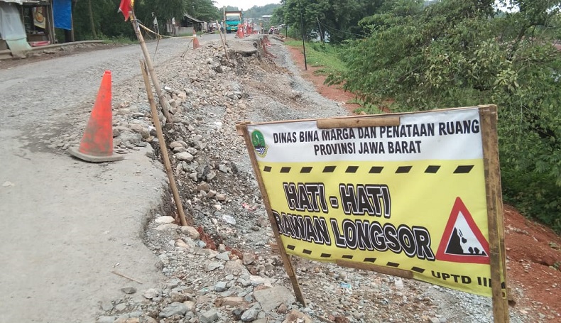Tak Kunjung Diperbaiki, Akses Jalan ke Stasiun Kereta Cepat Karawang Rusak Parah 