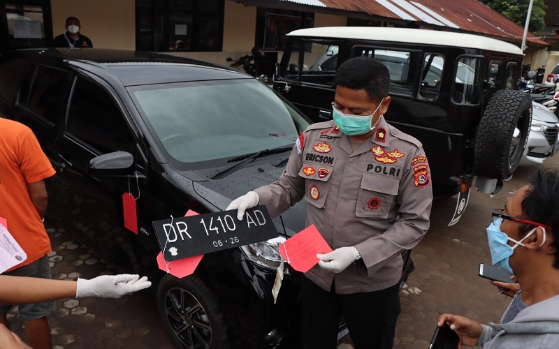 Tergiur Untung Main Trading, Pria Ini Gadaikan Mobil Rental untuk Modal