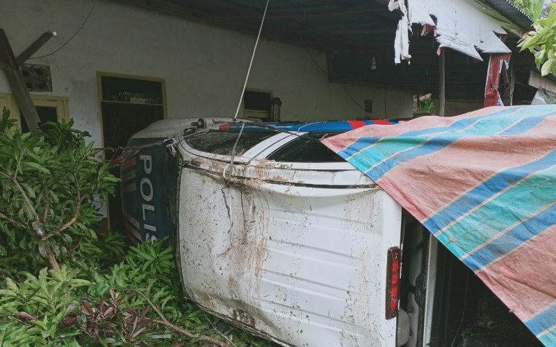 Usai Kawal Vaksin Covid-19, Mobil Ditlantas Polda Sumsel Terguling