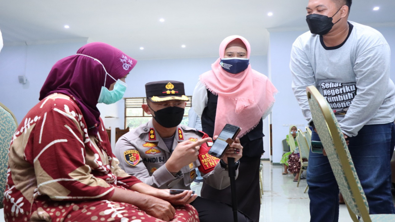 Humanis, Kapolres Situbondo Jelaskan Aplikasi PeduliLindungi kepada Peserta Vaksinasi