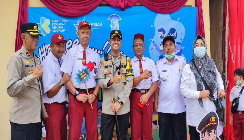 Unik, Petugas Pakai Seragam SD untuk Vaksinasi Anak 6-11 Tahun di Sukabumi