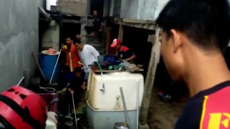 Warga Temukan Ular Hitam Bersembunyi di Kolong Mesin Cuci, Evakuasi Berlangsung Heboh