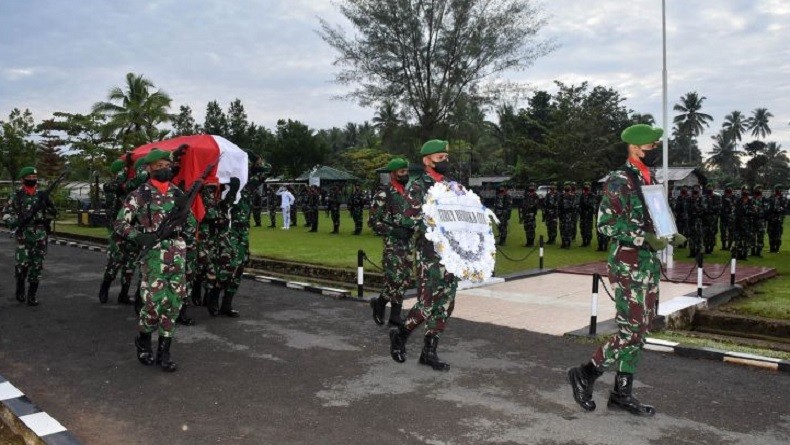 Tembakan Salvo Iringi Pemakaman Jenazah Serda Miskel Korban Penembakan KKB 
