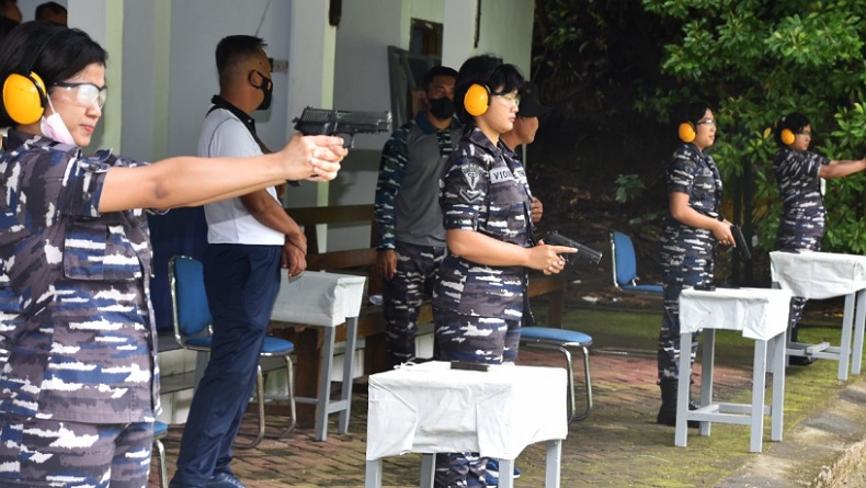 Korps Wanita TNI Angkatan Laut Lantamal VIII Manado Asah Kemampuan Menembak, Ini Penampakannya