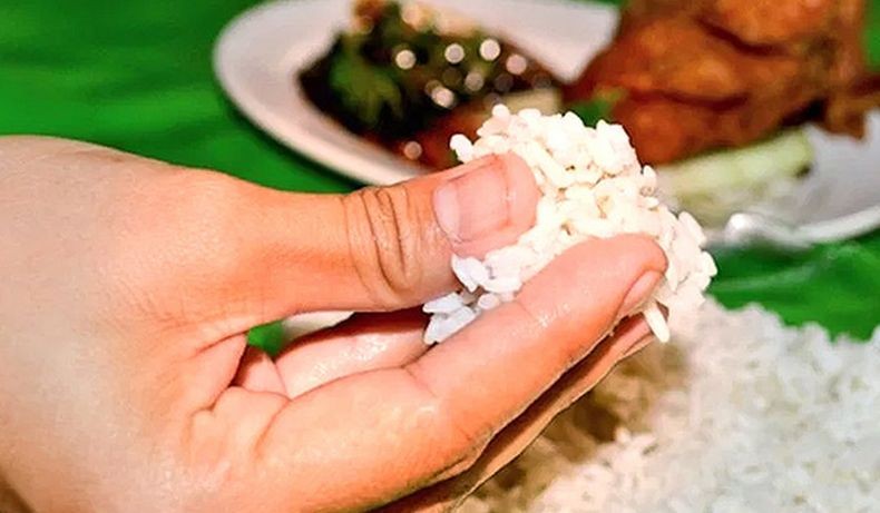 6 Kebiasaan Orang Indonesia yang Tak Ada atau Jarang di Luar Negeri, dari Makan sampai Kerokan