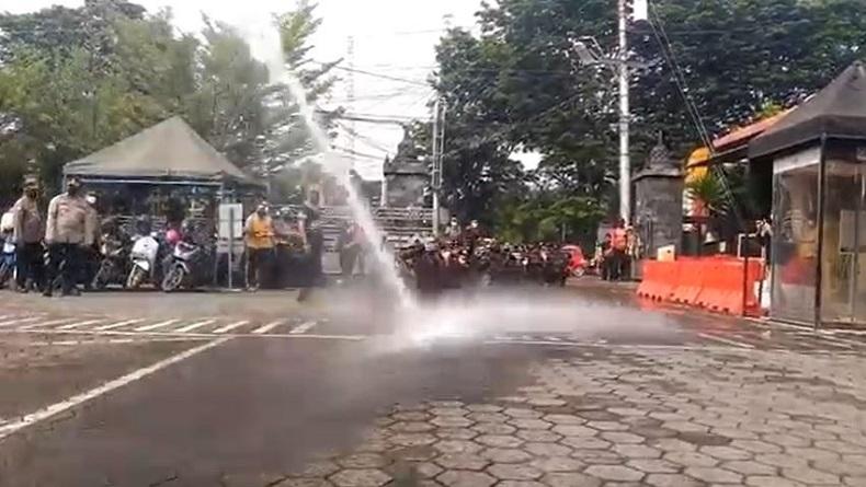 Semprotan Water Cannon Warnai Tradisi Pembaretan Bintara Remaja Polres Kendal