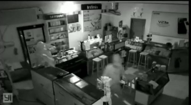  Terekam CCTV, Komplotan Pencuri Kuras Konter HP di Banyumas