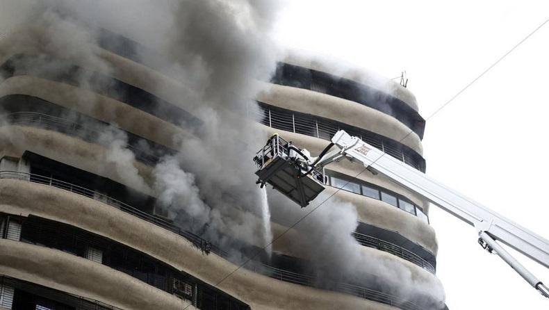Apartemen 19 Lantai Terbakar Hebat, 6 Orang Tewas 