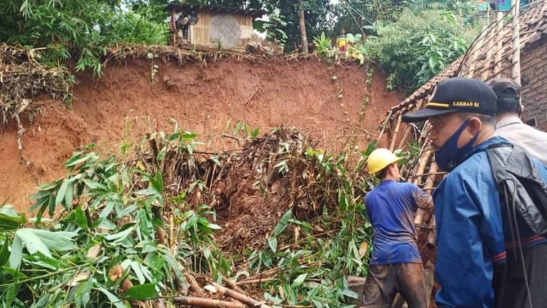 Tebing Longsor Timpa Rumah di Cisurat Sumedang, 1 Meninggal 1 Terluka