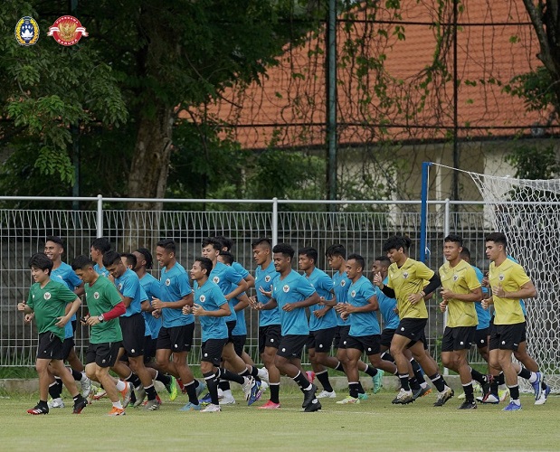 Kocak! Shin Tae-yong Hukum Rizky Ridho-Achmad Figo Nyanyi Bareng: Rival Iki Coach!