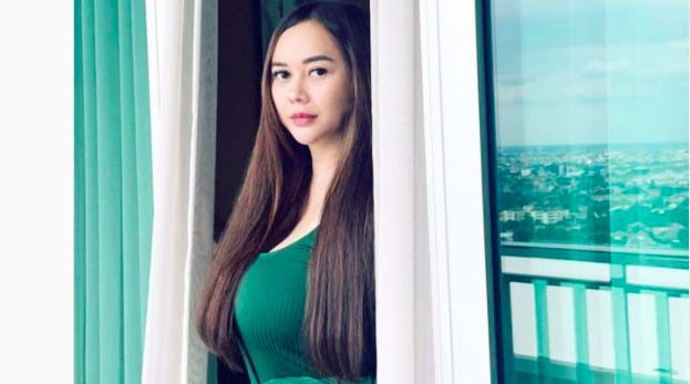 Aura Kasih Pakai Dress Ketat, Netizen : Seger Bener..