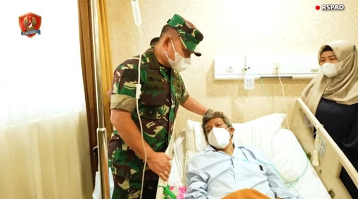 KSAD Dudung Jenguk dan Semangati Perwira yang Didiagnosis Kelainan Darah