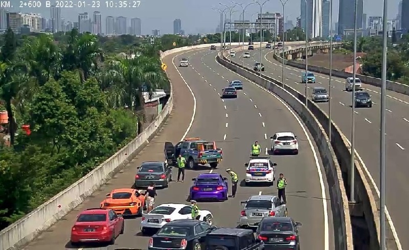 Bikin Macet Tol Andara, Rombongan Mobil Mewah Ditindak Polisi