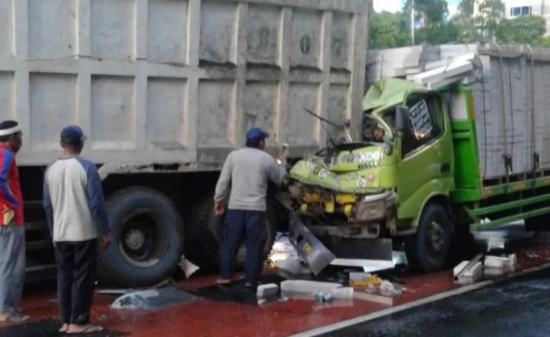 Dua Truk Tabrakan di Depan Balai Kartini Jaksel, Ada Korban Meninggal