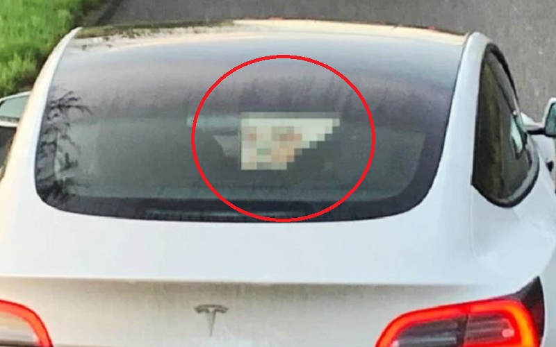 Punya Mobil Canggih, Pria Ini Pakai Layar Konsol untuk Nonton Film Porno saat Kena Macet