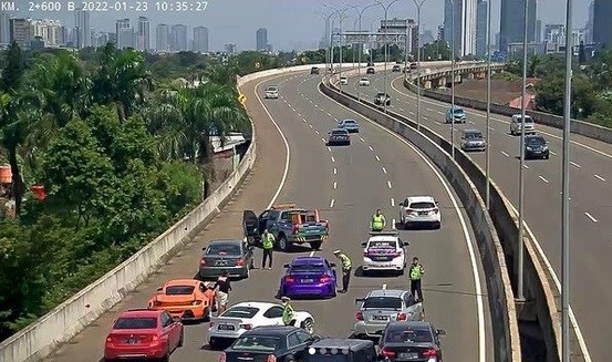 Jangan Arogan, Ini yang Harus Diperhatikan Komunitas Mobil saat di Jalan Tol