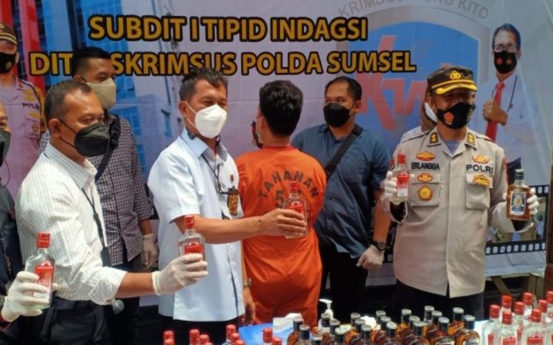 Polisi Gerebek Pabrik Miras Oplosan di Palembang yang Dipasarkan hingga Provinsi Tetangga