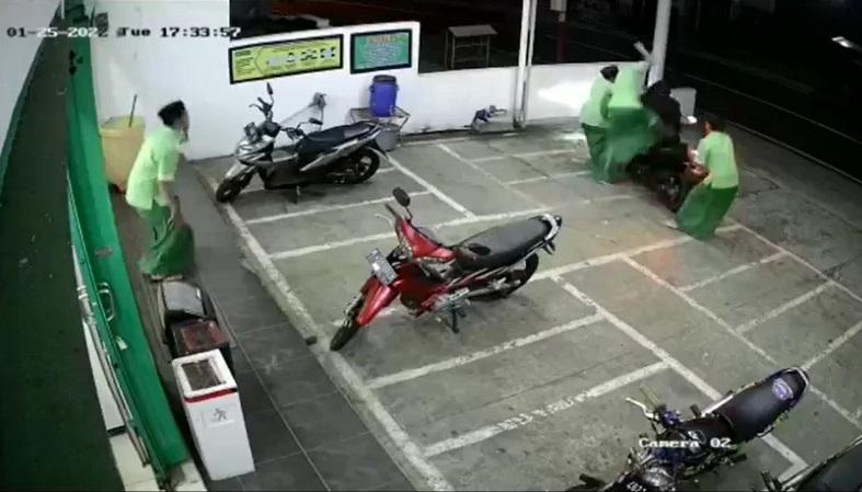 Viral, Aksi Heroik Santri Pasuruan Gagalkan Pencurian 2 Motor di Minimarket 