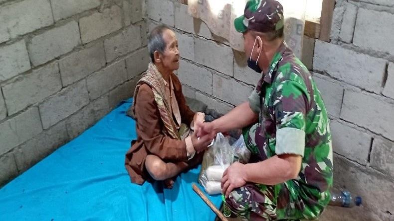 Ada Lansia Hidup Sebatang Kara, Respons Babinsa di Salatiga Ini Bikin Terenyuh 