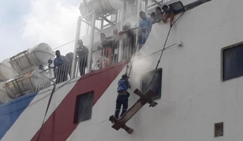 Kapal Penumpang KM Pantokrator Terbakar di Pelabuhan Samarinda