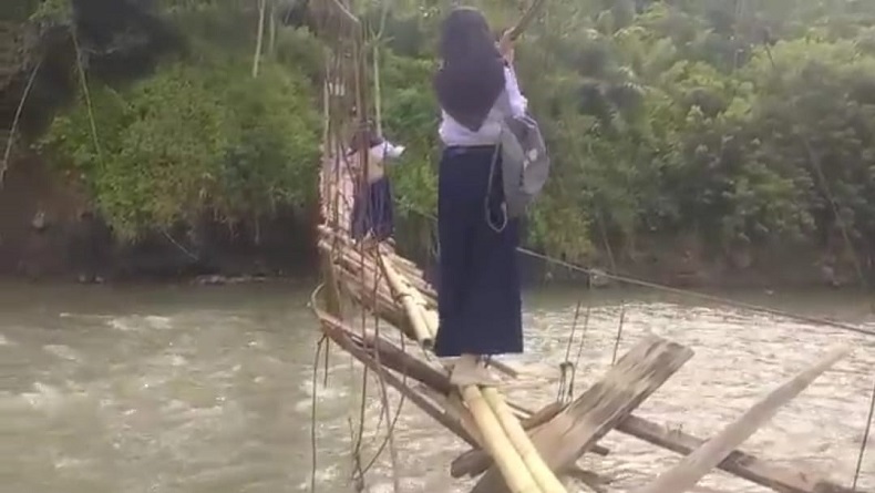 Kisah Warga Cidaun Cianjur Bertaruh Nyawa Lewati Jembatan Gantung Rusak