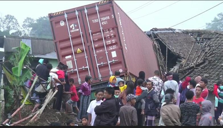  Truk Kontainer Tabrak Rumah dan Show Room di Temanggung, 2 Orang Luka 12 Motor Rusak