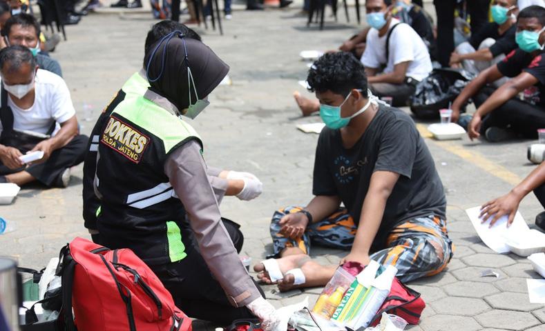 Momen Aksi Humanis Polisi Obati dan Beri Makan Massa GMBI di Mapolda Jateng