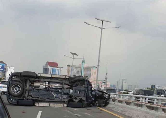Hilang Kendali, Pengendara Fortuner Tabrak Avanza di Tol Jelambar