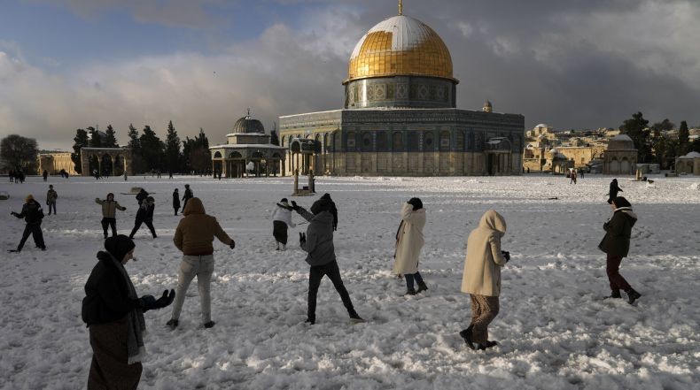 Pemandangan Langka, Kompleks Masjid Al Aqsa Diselimuti Salju