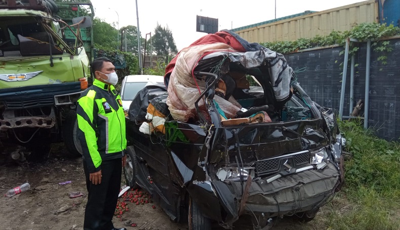 Ngeri, Pikap Terbalik  dan Ringsek di Tol Cipularang, 1 Tewas 1 Luka