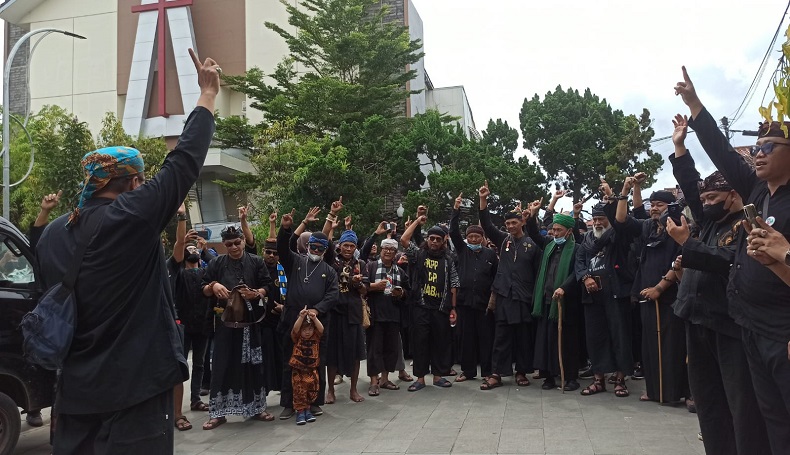 Massa Kepung DPRD Sukabumi, Haramkan Arteria Dahlan Injak Tanah Sunda