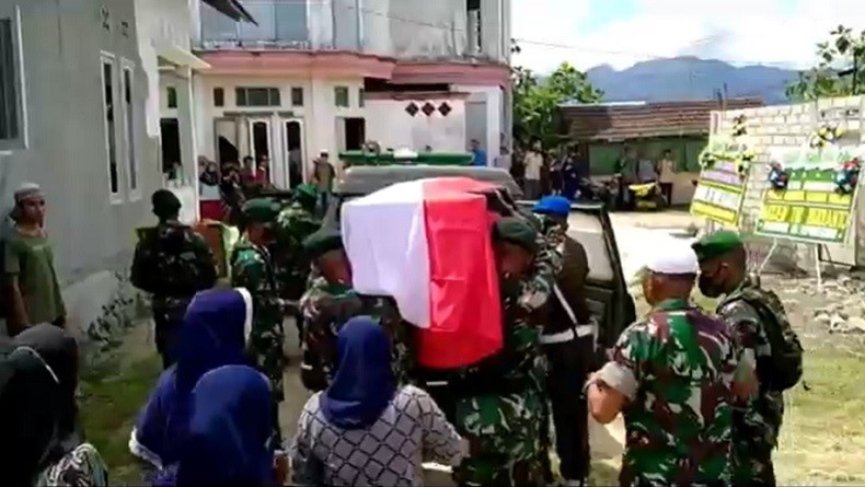 Dimakamkan di Ambon, Jenazah Praka Rahman Korban KKB Papua Disambut Histeris Keluarga  