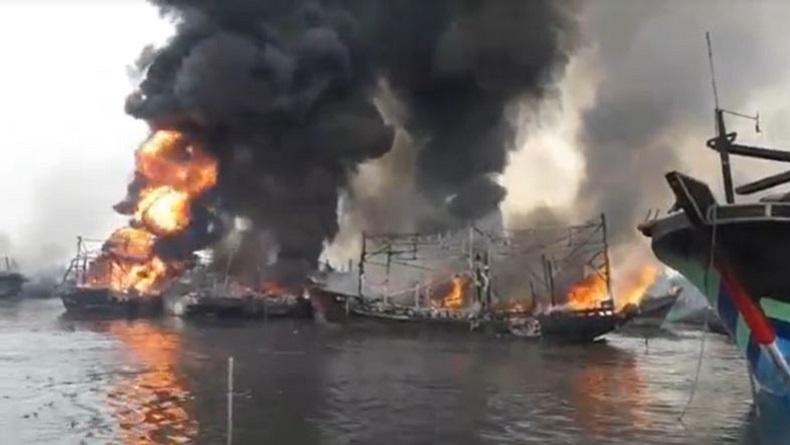 Kebakaran Belasan Kapal di Dermaga Pelabuhan Tegal Diduga akibat Korsleting Listrik