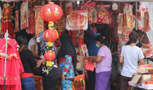 Pembeli Ramai, Pedagang Pernak-pernik Imlek Kantongi Omzet Rp10 juta per Hari
