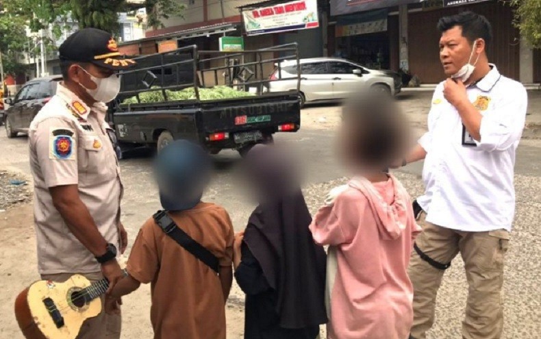Bikin Tercengang! Keluarga Pengemis Ini Punya Mobil Motor dan Pakai Perhiasan Emas