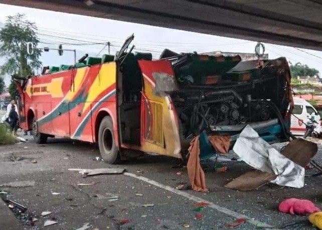 Kecelakaan Mengerikan Bus Tabrak Fly Over hingga Terbelah, 17 Penumpang Luka
