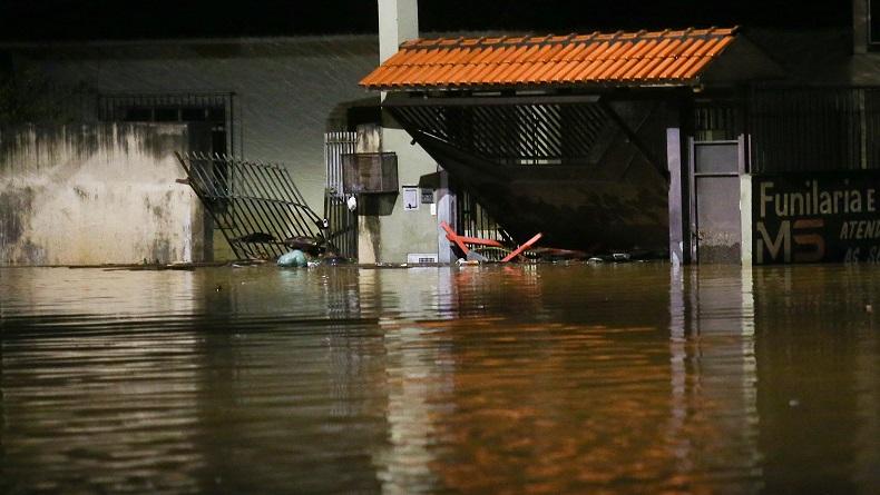 Hujan Deras Picu Banjir dan Tanah Longsor, 18 Orang Tewas