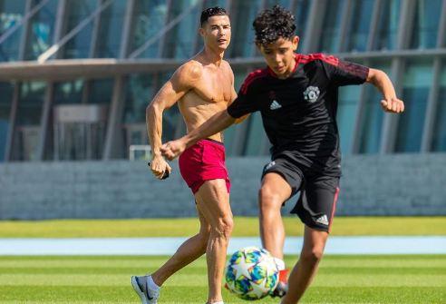 Patut Dicontoh, Cristiano Ronaldo Larang Anaknya Punya HP karena Hal Ini