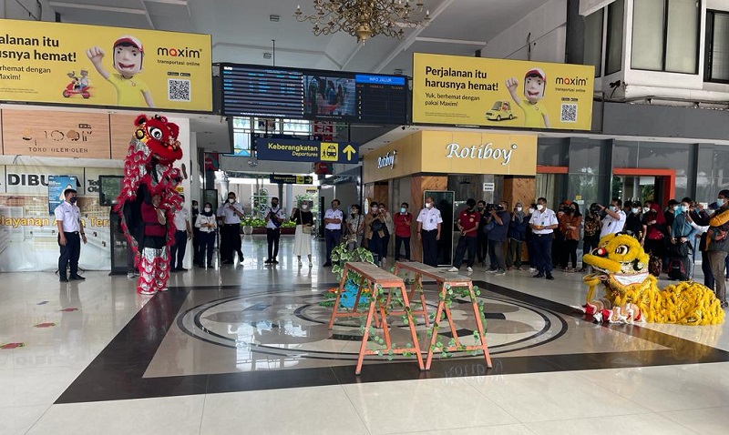 Meriahkan Imlek, PT KAI Daop 8 Surabaya Hadirkan Barongsai di Stasiun Gubeng