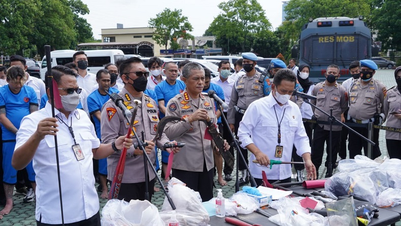 Ngeri! Senjata Anggota Ormas saat Aksi di Polda Jabar, Ada Celurit dan Alat Kejut Listrik