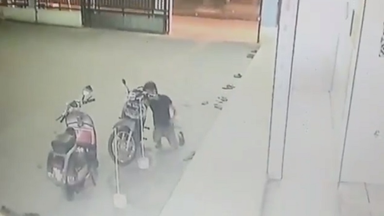 Aksi Maling Motor di Masjid Muttaqin Medan Terekam Kamera CCTV, Pelaku Pura-Pura Wudu
