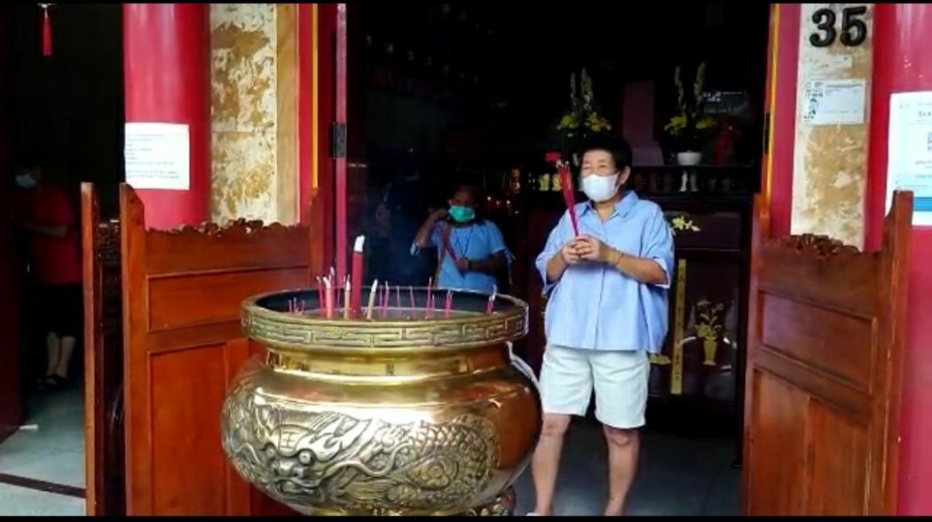PPKM Level 2, Etnis Tionghoa Khidmat Ibadah Vihara di Jakarta Timur