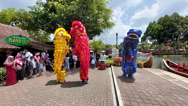 Atraksi Barongsai Hibur Wisatawan di Objek Wisata di Lembang