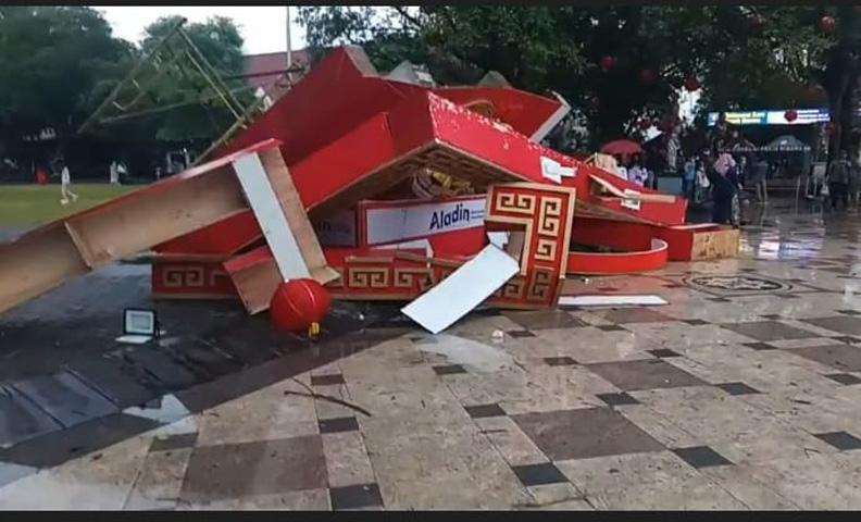 Lampion Raksasa Patung Macan Air di Solo Roboh Diterjang Angin Kencang